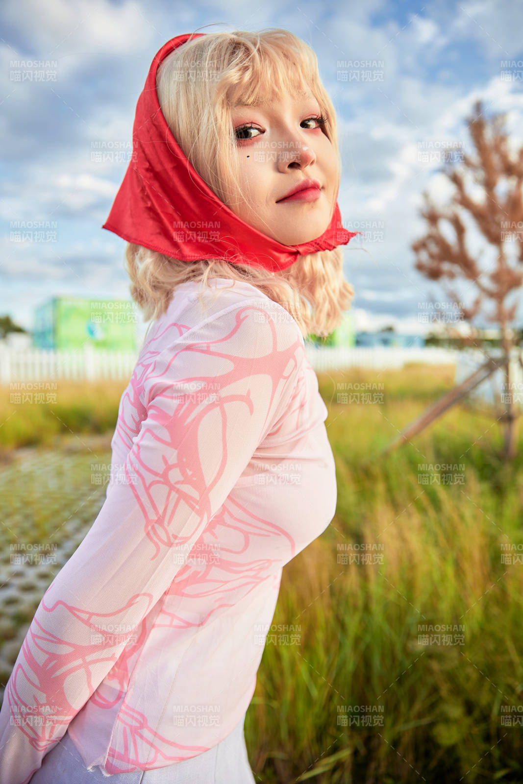 在景区旅游拍照的蒙古族美丽姑娘图片