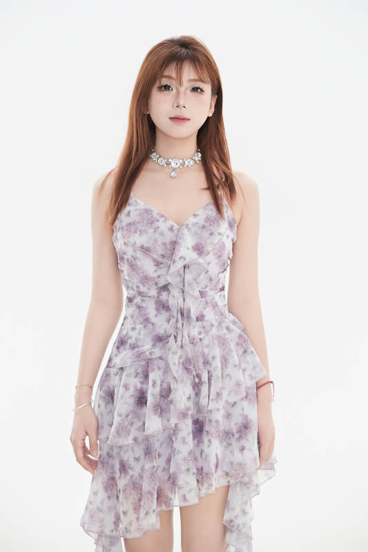 白色背景下的可爱亚洲少女图片