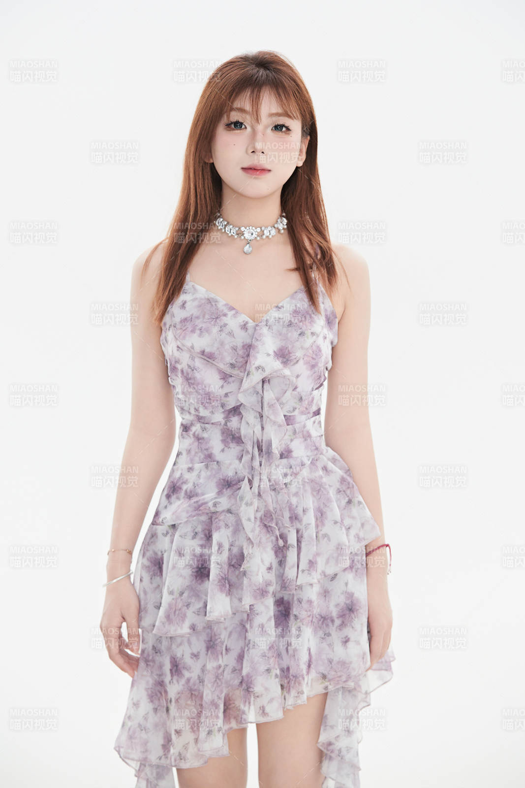 白色背景下的可爱亚洲少女图片