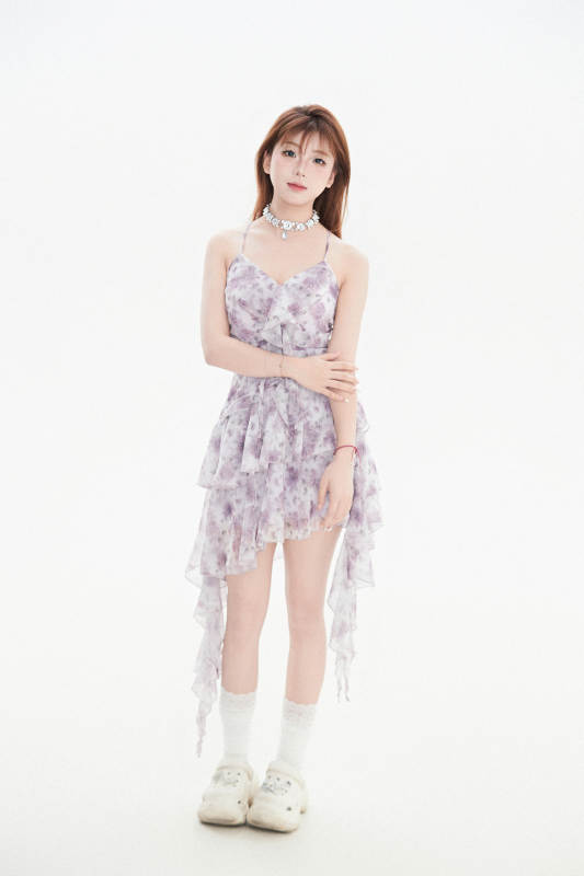 白色背景下的可爱亚洲少女图片