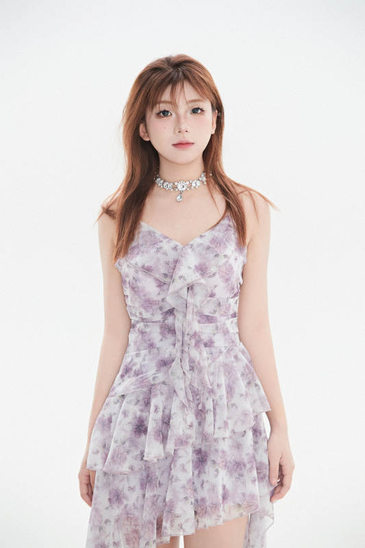 白色背景下的可爱亚洲少女图片