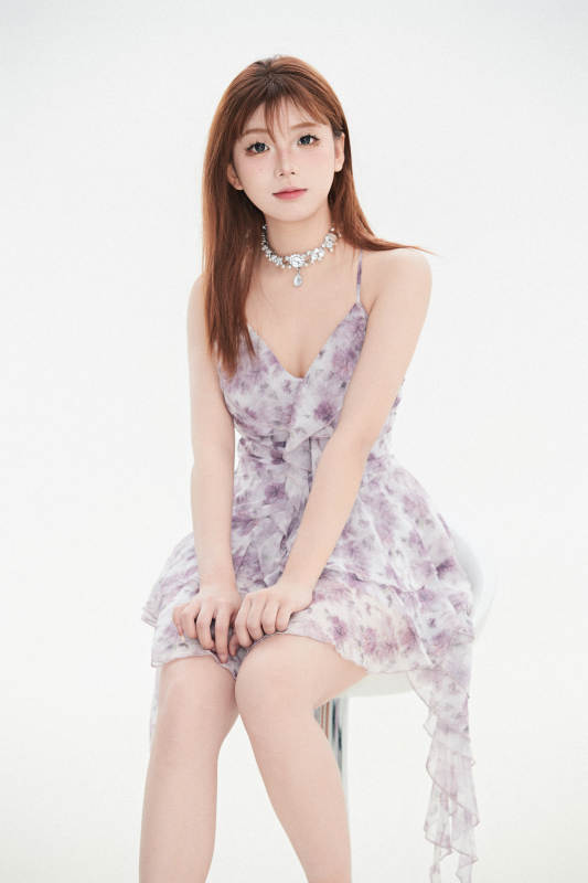 白色背景下的可爱亚洲少女图片