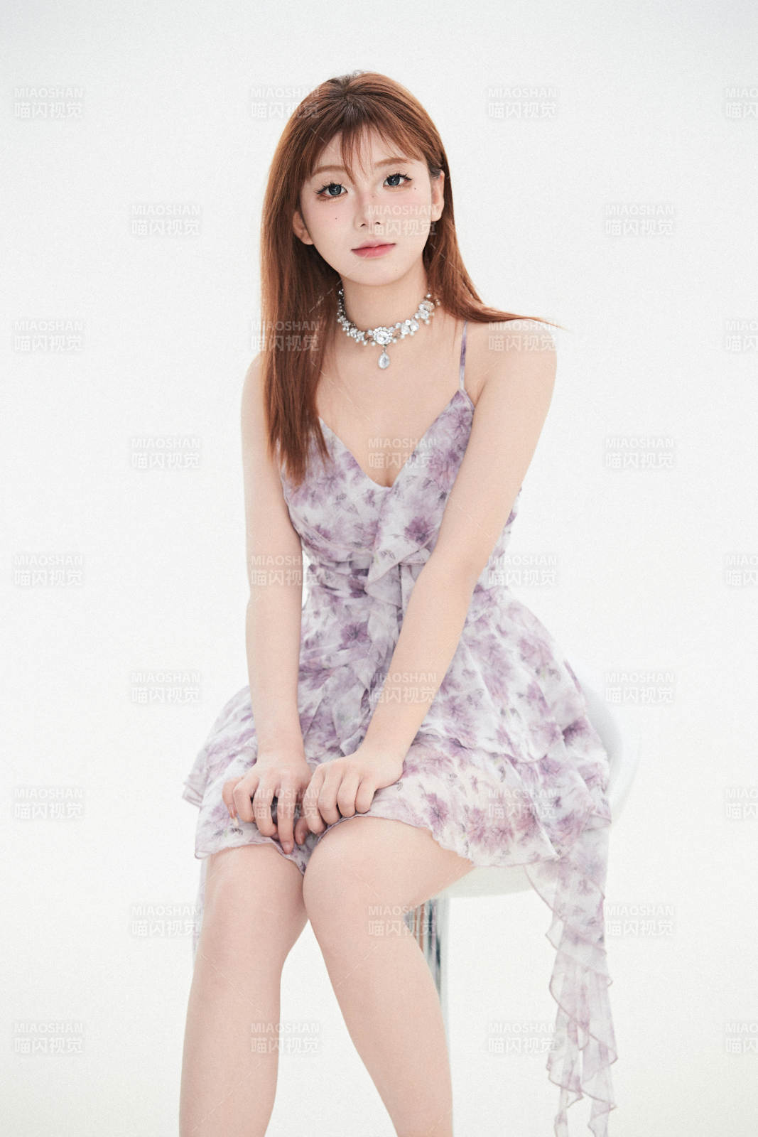 白色背景下的可爱亚洲少女图片