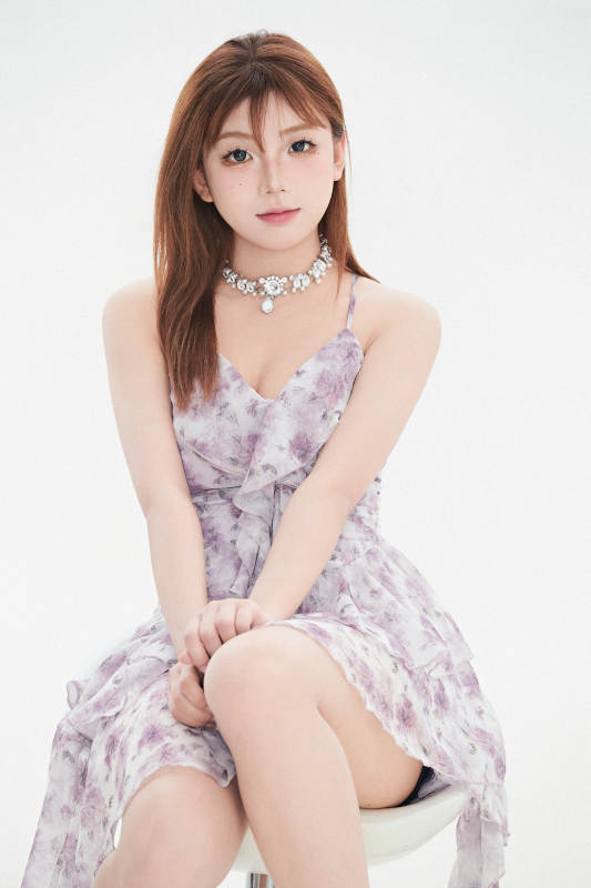 白色背景下的可爱亚洲少女图片