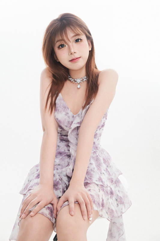 白色背景下的可爱亚洲少女图片