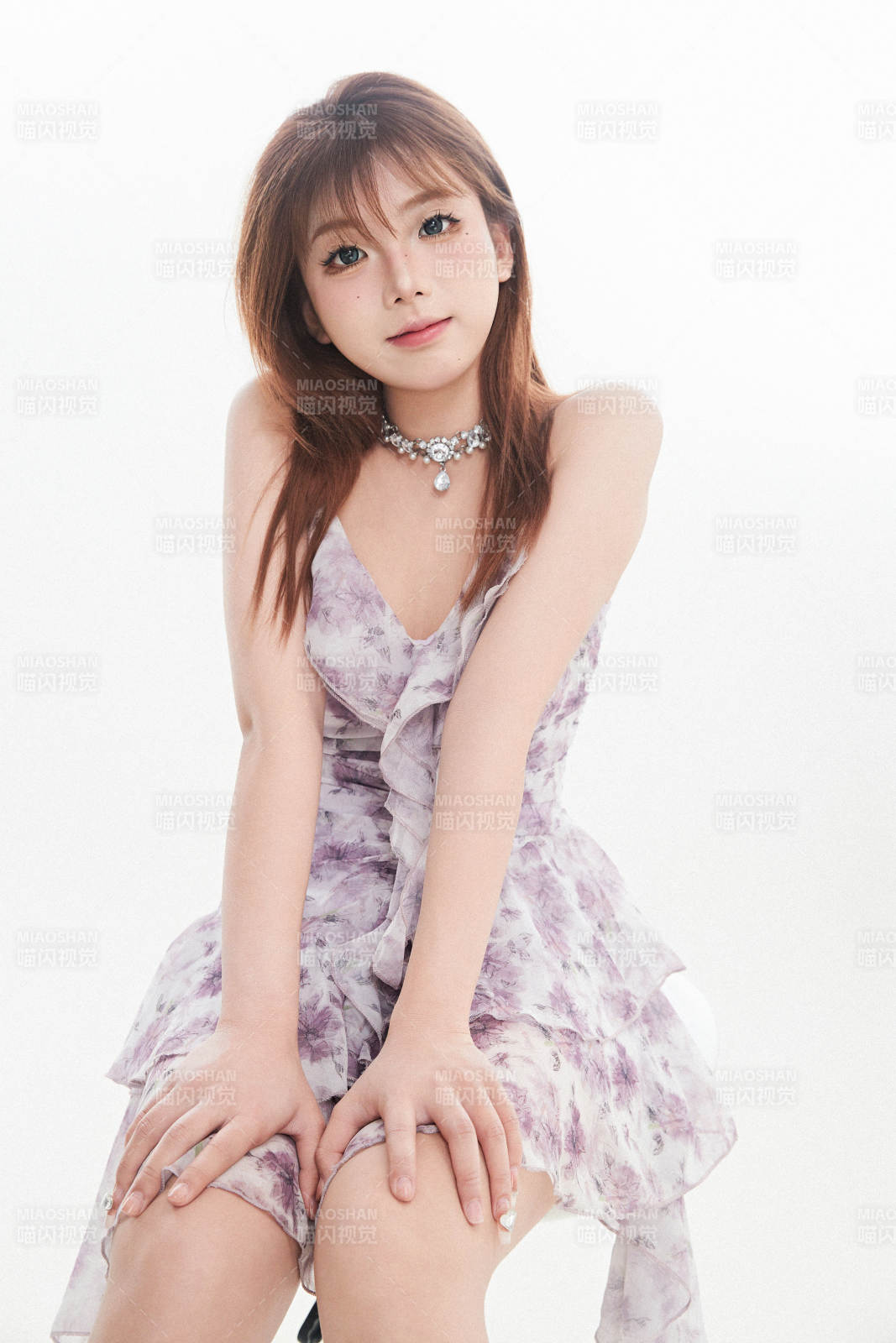 白色背景下的可爱亚洲少女图片