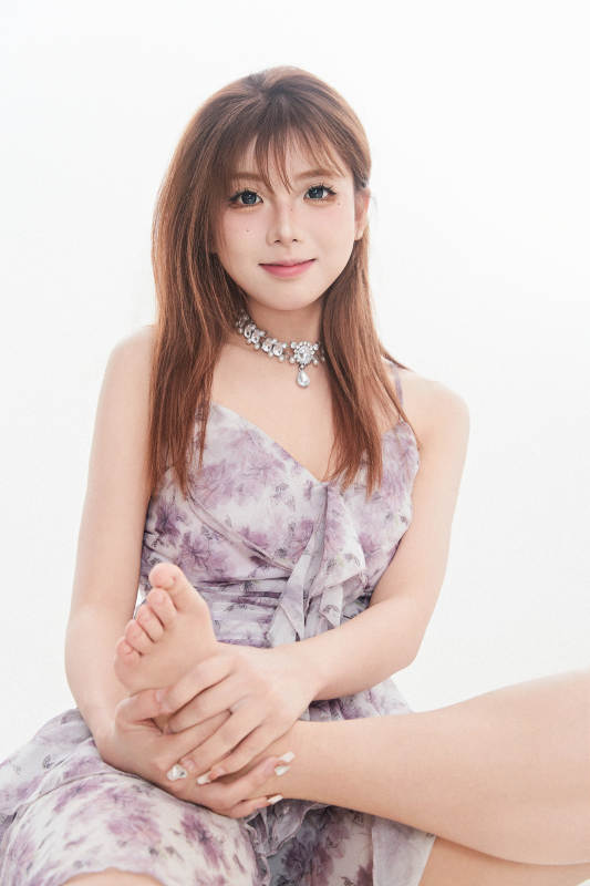 白色背景下的可爱亚洲少女图片