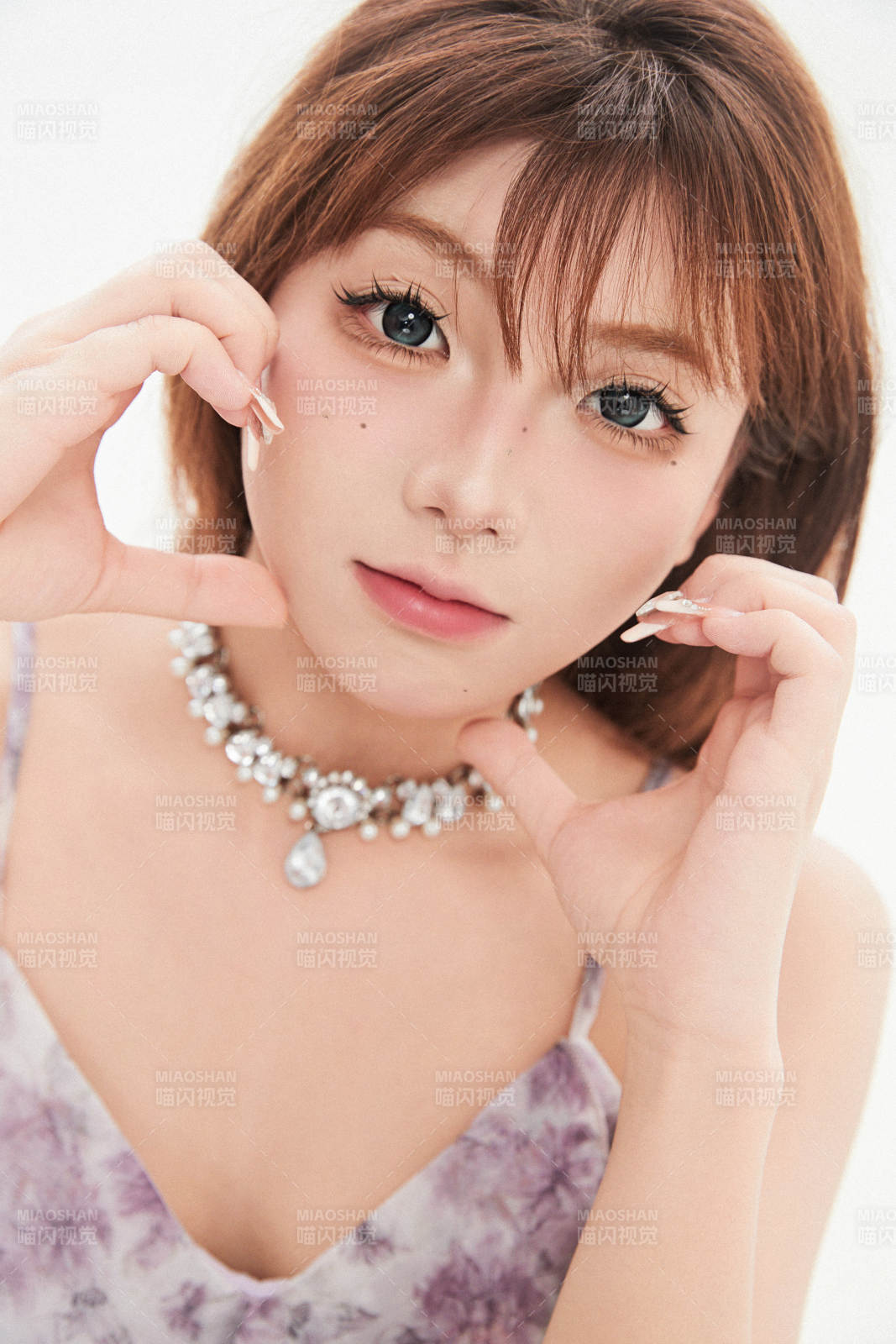 白色背景下的可爱亚洲少女图片