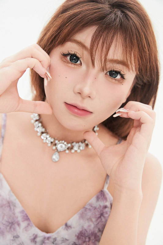 白色背景下的可爱亚洲少女图片