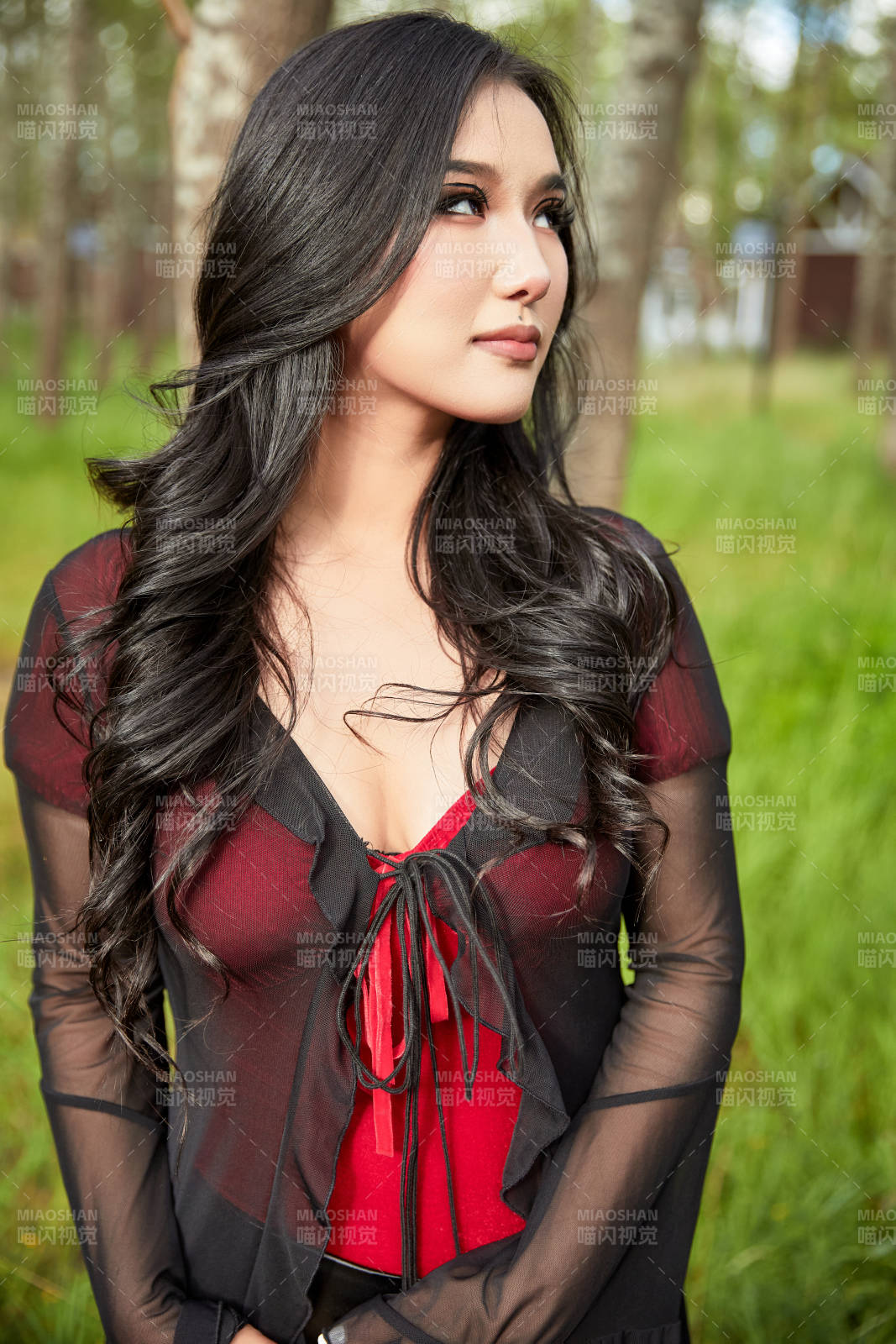 穿着性感服饰在户外拍照的亚洲女性图片