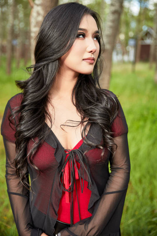 穿着性感服饰在户外拍照的亚洲女性图片