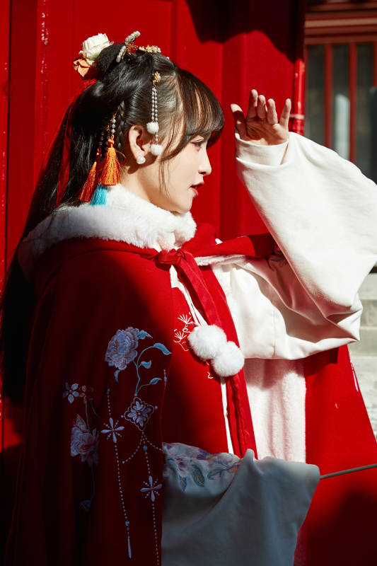 身穿喜庆汉服在古城游玩的少女图片