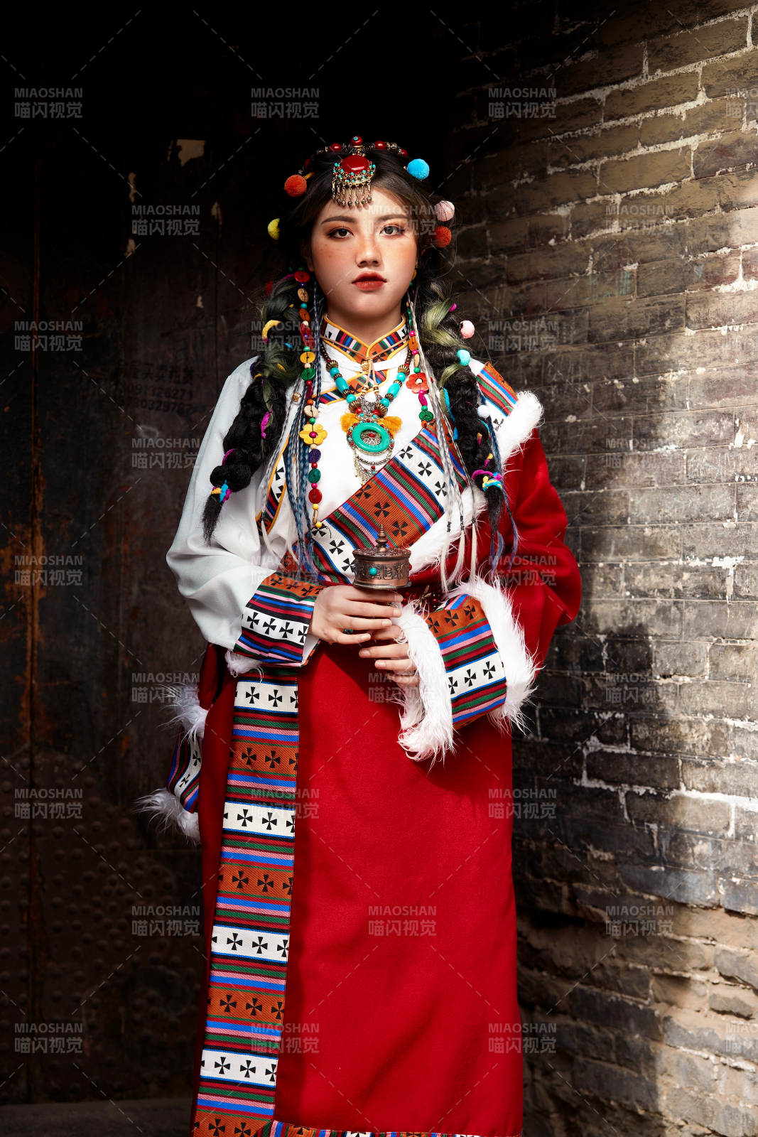 身穿藏族服饰在古城拍照的少女图片