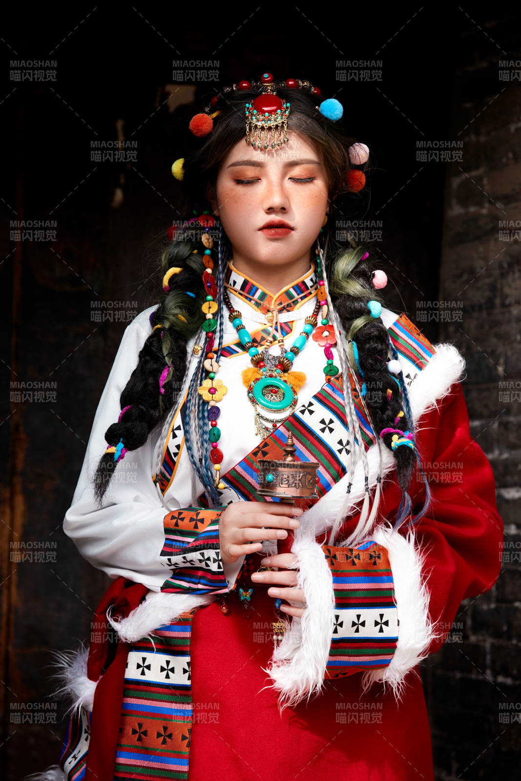 身穿藏族服饰在古城拍照的少女图片