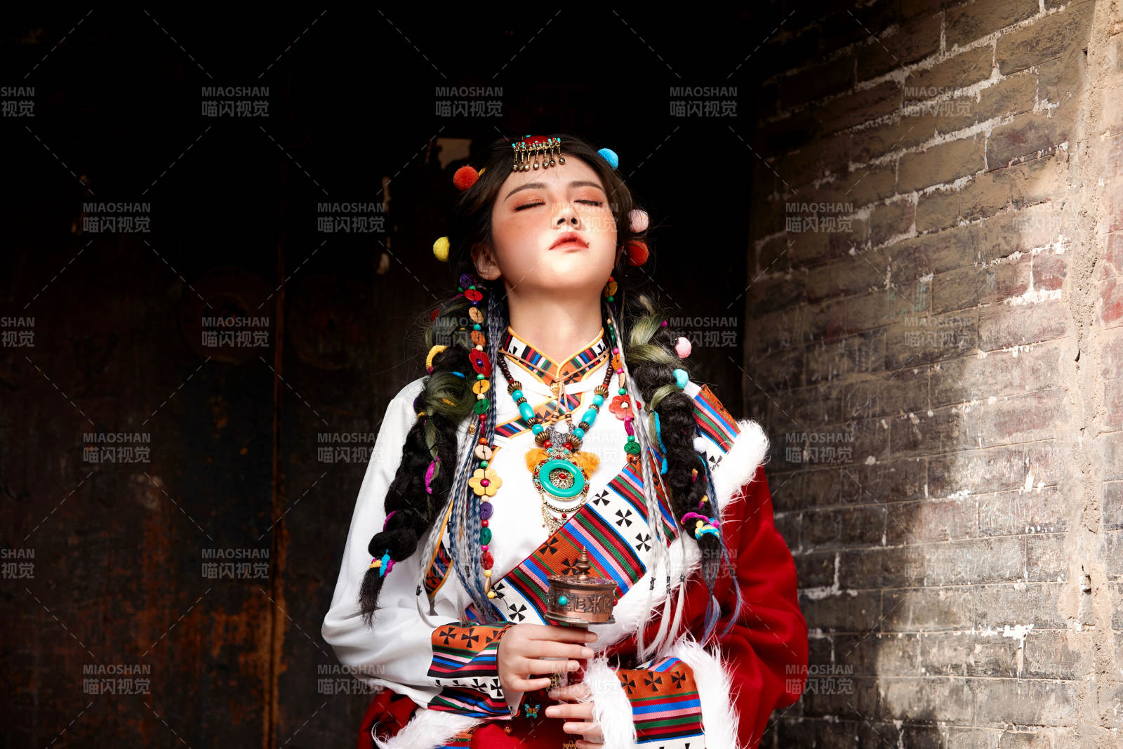 身穿藏族服饰在古城拍照的少女图片