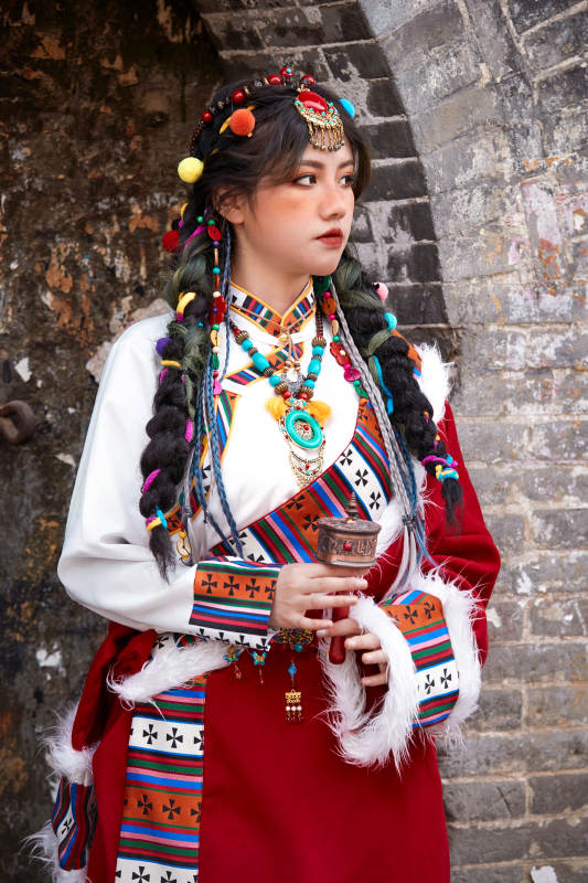 身穿藏族服饰在古城拍照的少女图片
