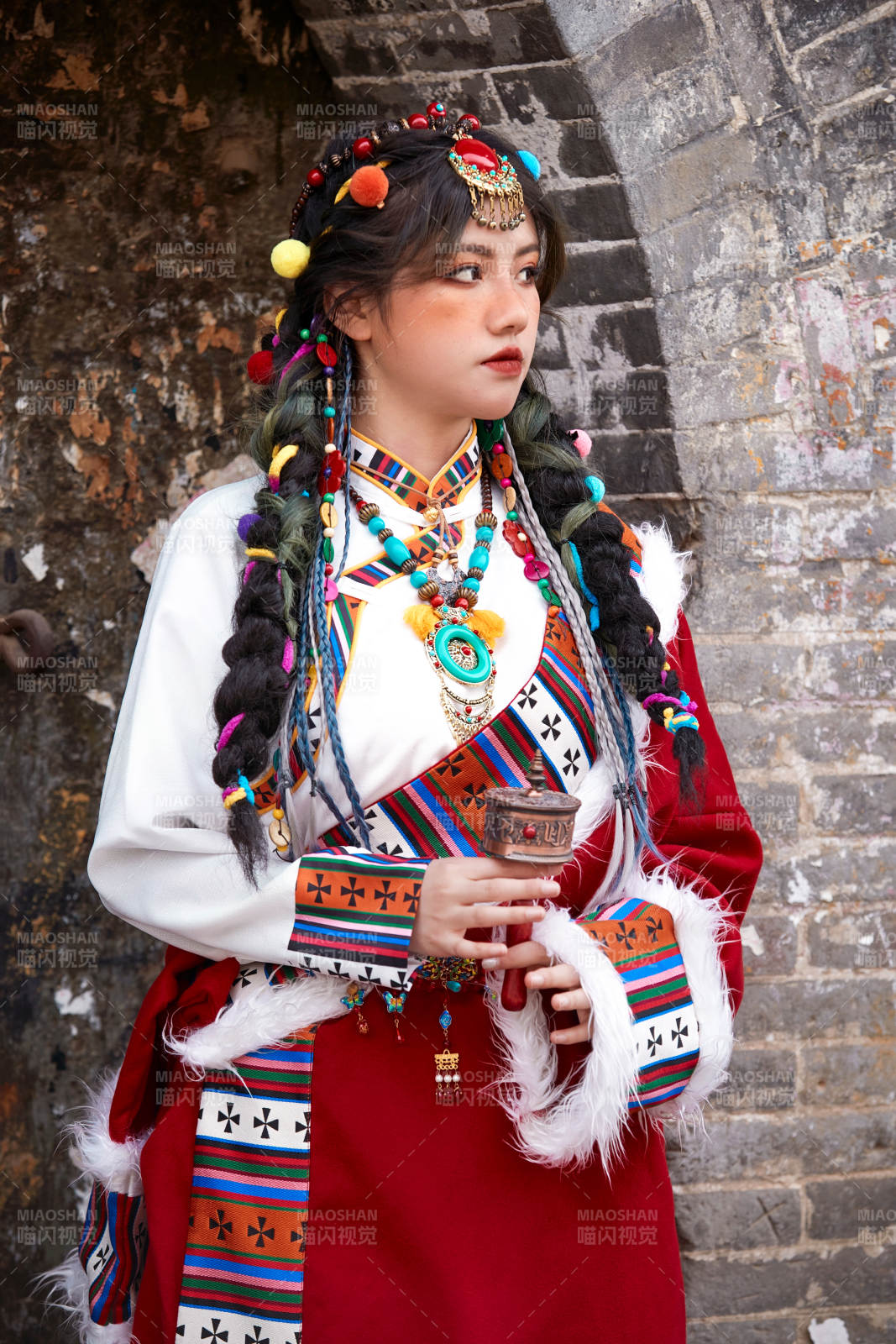 身穿藏族服饰在古城拍照的少女图片