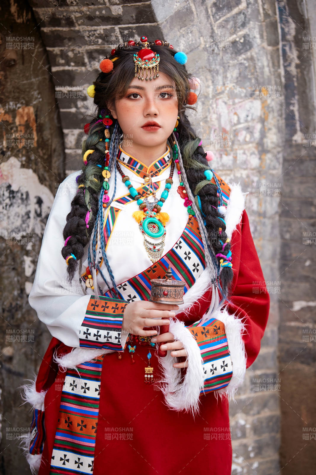 身穿藏族服饰在古城拍照的少女图片