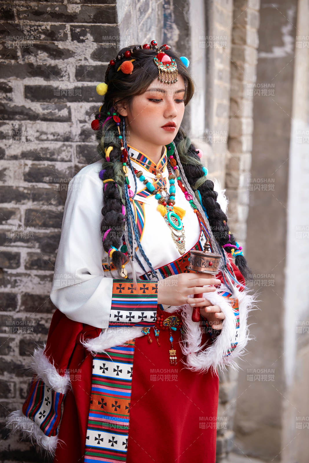 身穿藏族服饰在古城拍照的少女图片