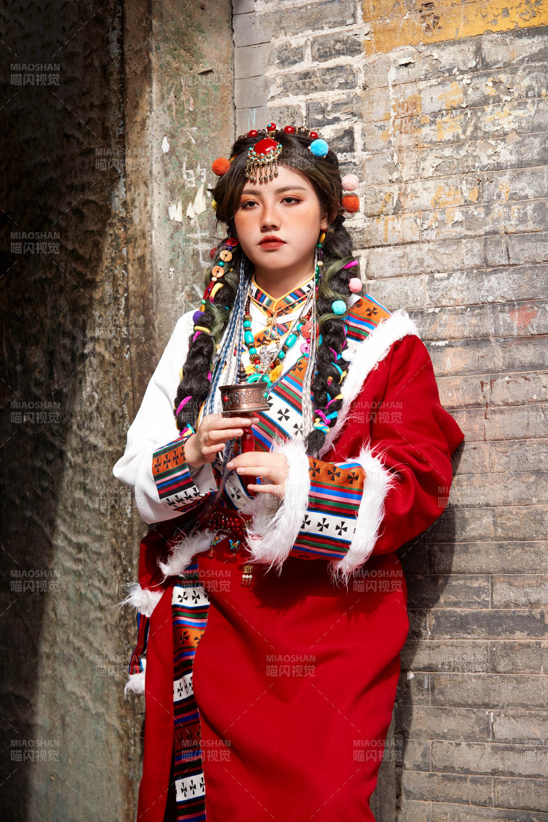 身穿藏族服饰在古城拍照的少女图片