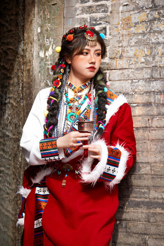 身穿藏族服饰在古城拍照的少女图片