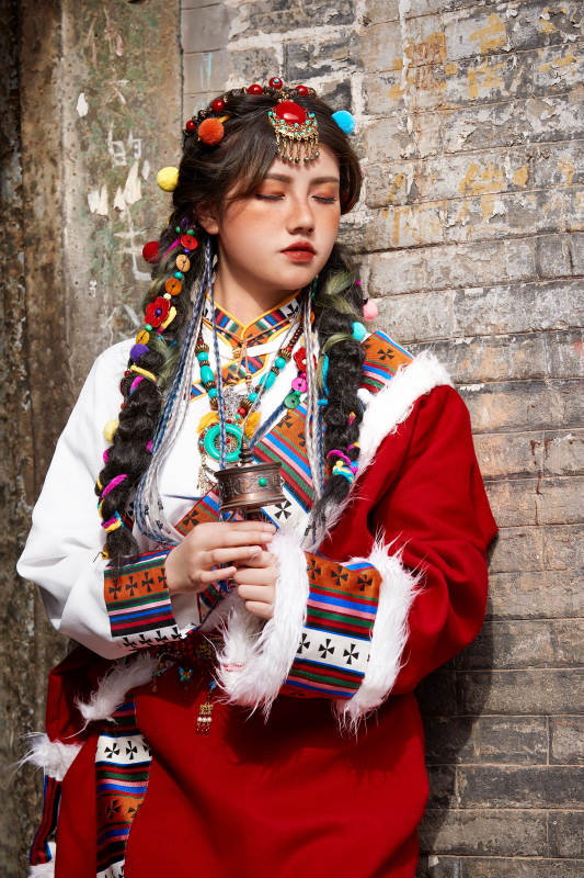 身穿藏族服饰在古城拍照的少女图片