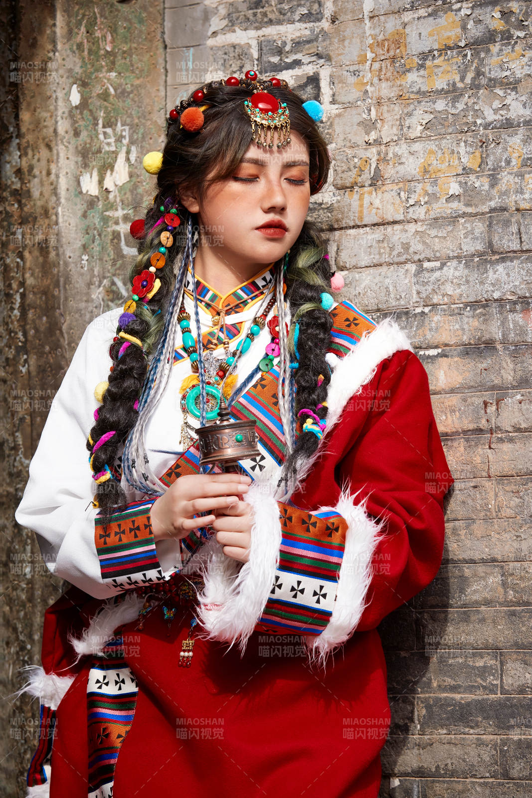 身穿藏族服饰在古城拍照的少女图片