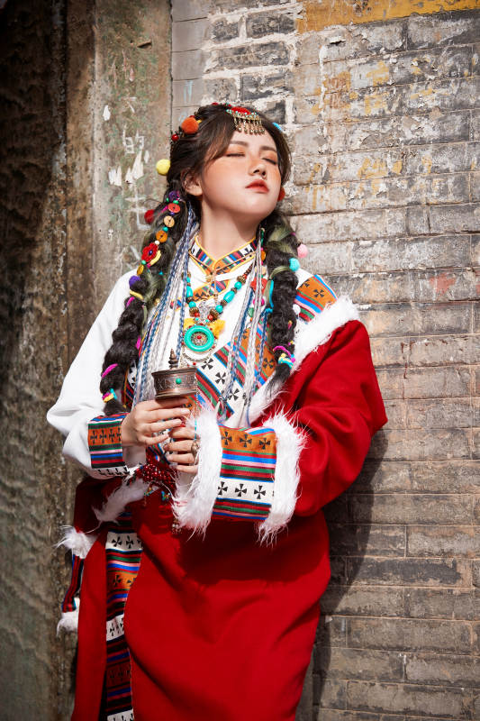 身穿藏族服饰在古城拍照的少女图片
