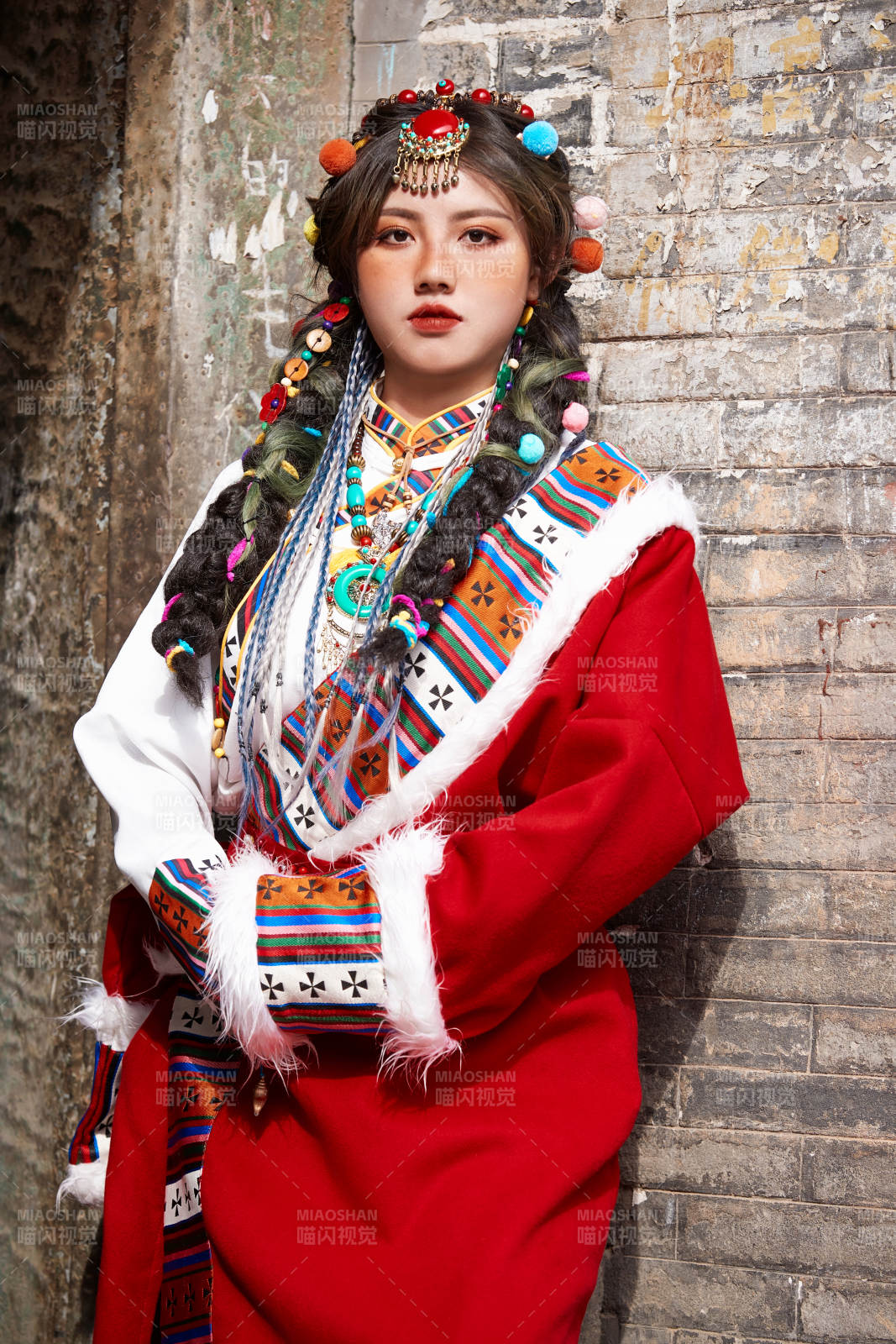 身穿藏族服饰在古城拍照的少女图片