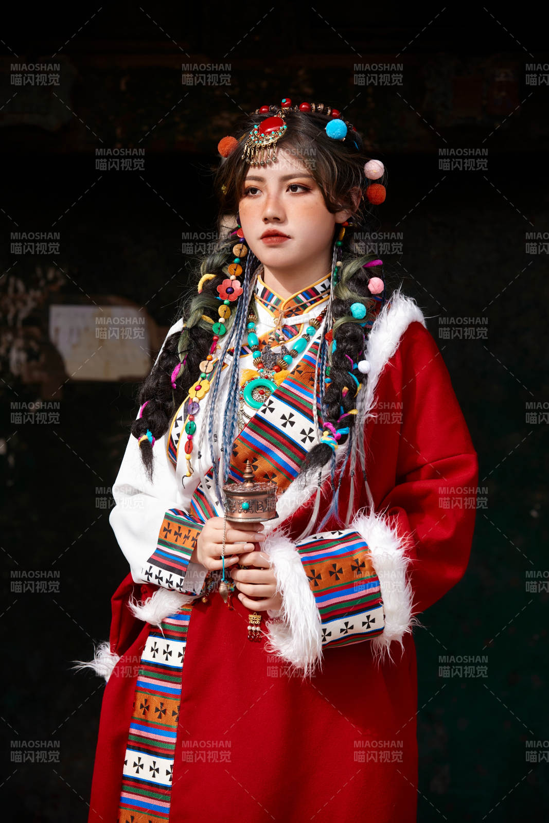 身穿藏族服饰在古城拍照的少女图片