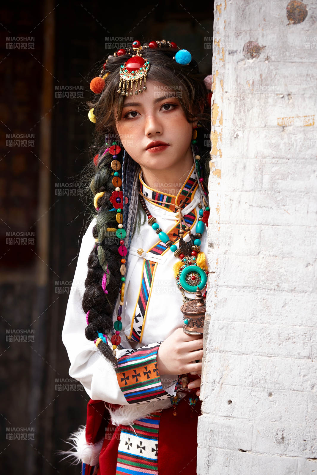 身穿藏族服饰在古城拍照的少女图片