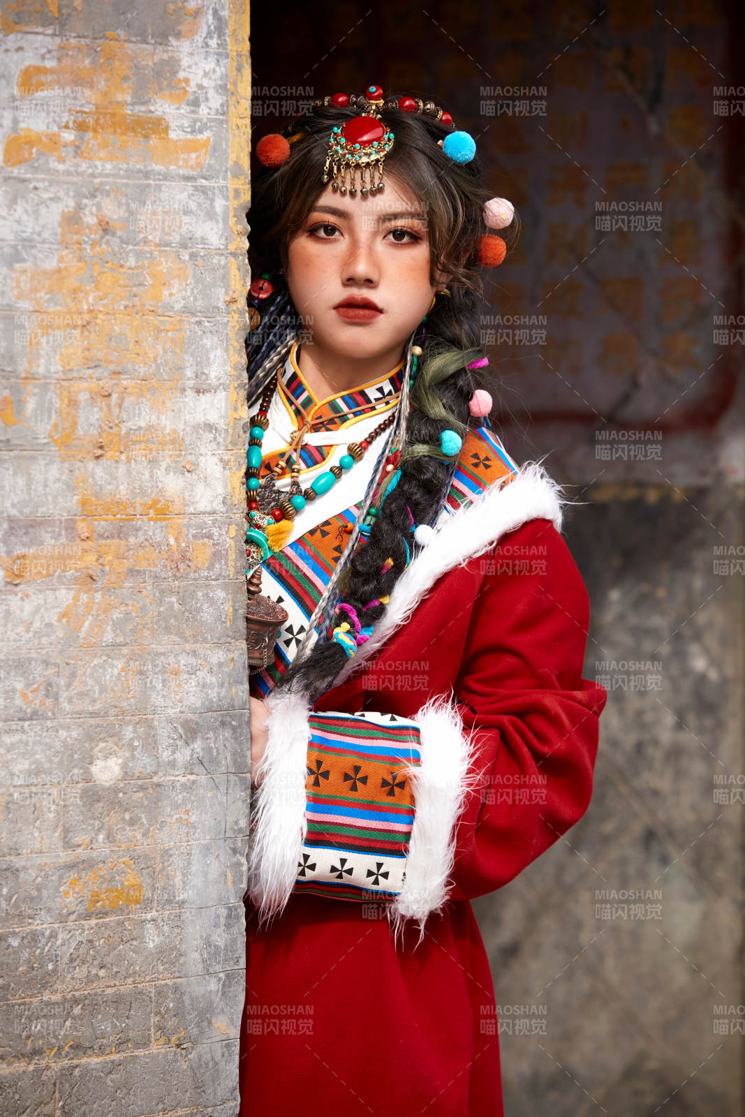 身穿藏族服饰在古城拍照的少女图片