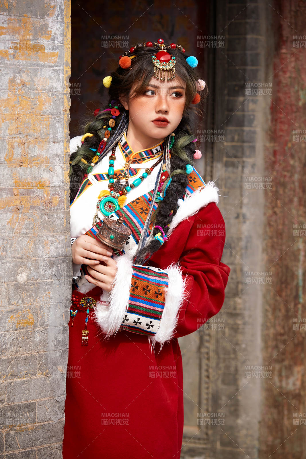 身穿藏族服饰在古城拍照的少女图片