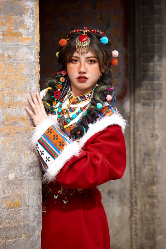 身穿藏族服饰在古城拍照的少女图片