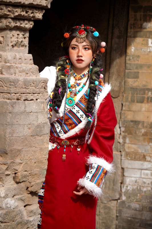 身穿藏族服饰在古城拍照的少女图片