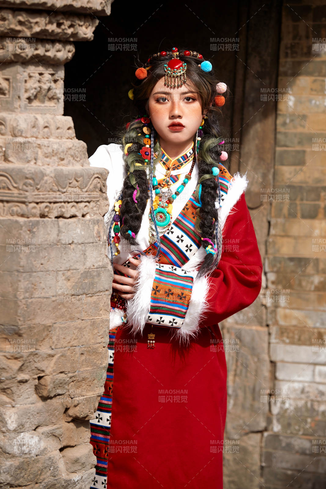 身穿藏族服饰在古城拍照的少女图片