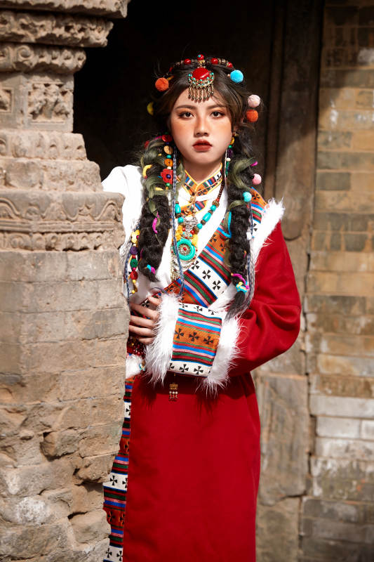 身穿藏族服饰在古城拍照的少女图片
