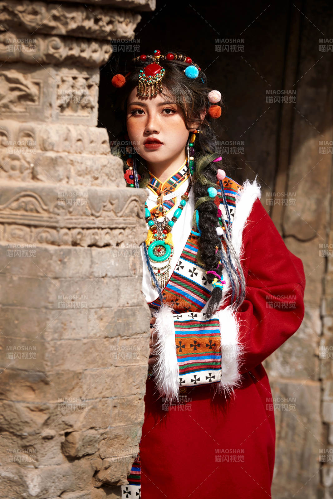 身穿藏族服饰在古城拍照的少女图片