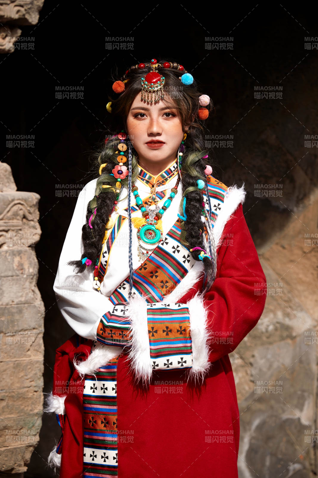 身穿藏族服饰在古城拍照的少女图片