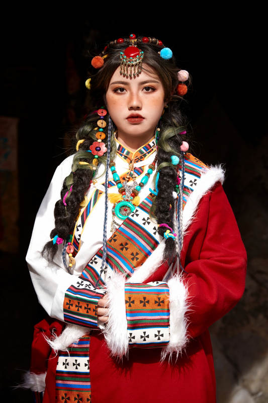 身穿藏族服饰在古城拍照的少女图片