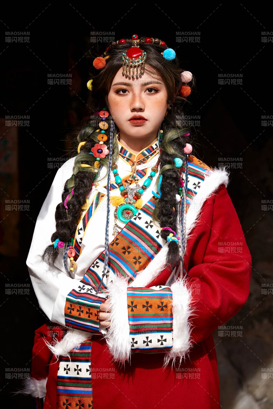 身穿藏族服饰在古城拍照的少女图片