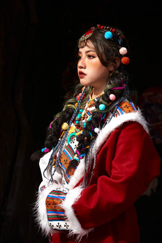 身穿藏族服饰在古城拍照的少女图片