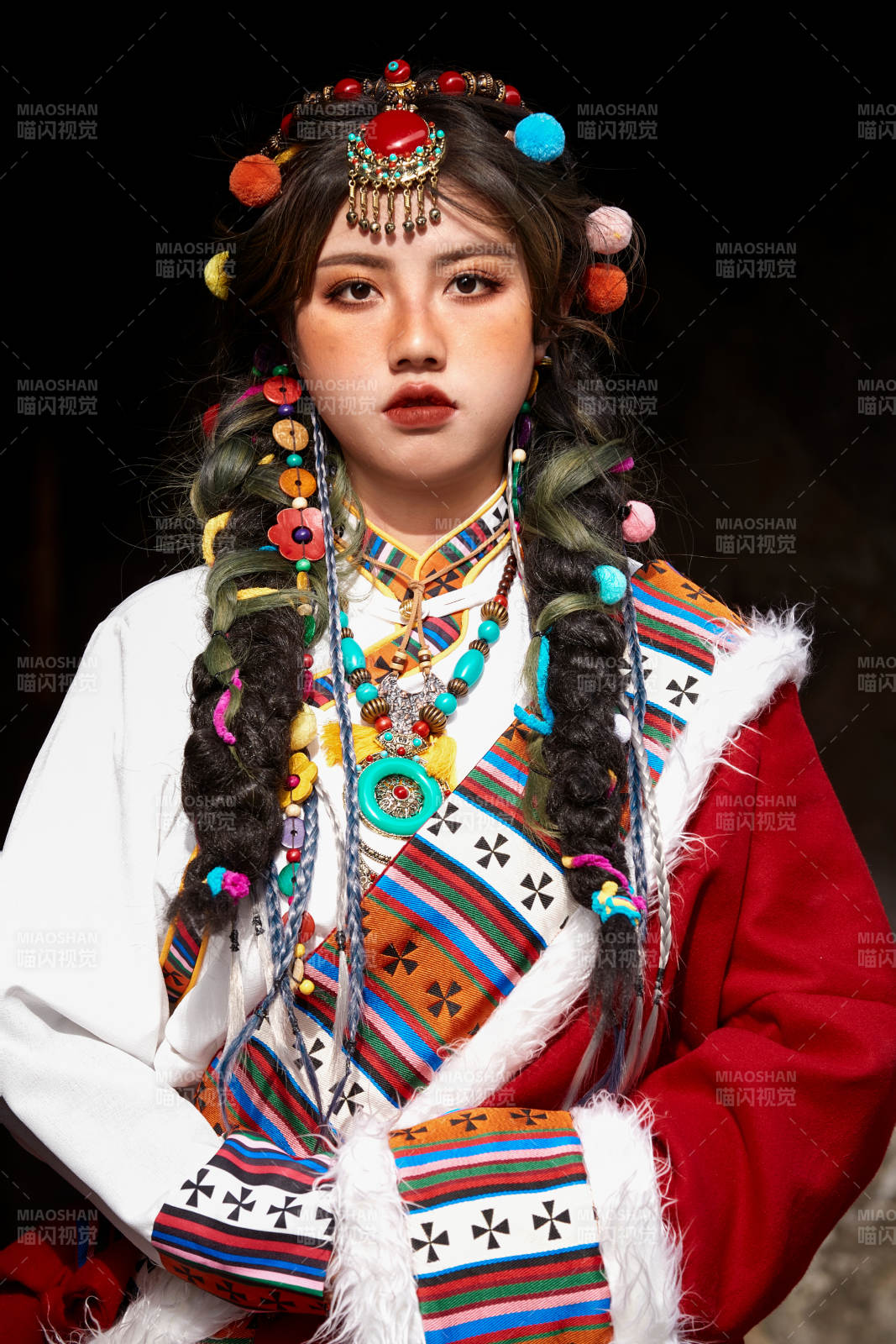 身穿藏族服饰在古城拍照的少女图片