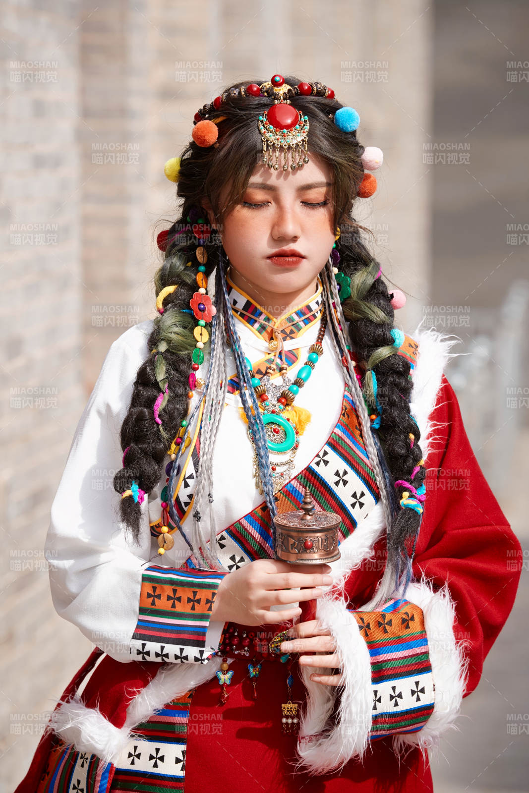 身穿藏族服饰在古城拍照的少女图片