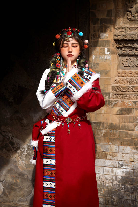 身穿藏族服饰在古城拍照的少女图片