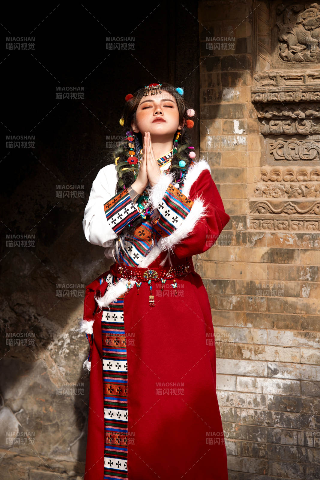 身穿藏族服饰在古城拍照的少女图片