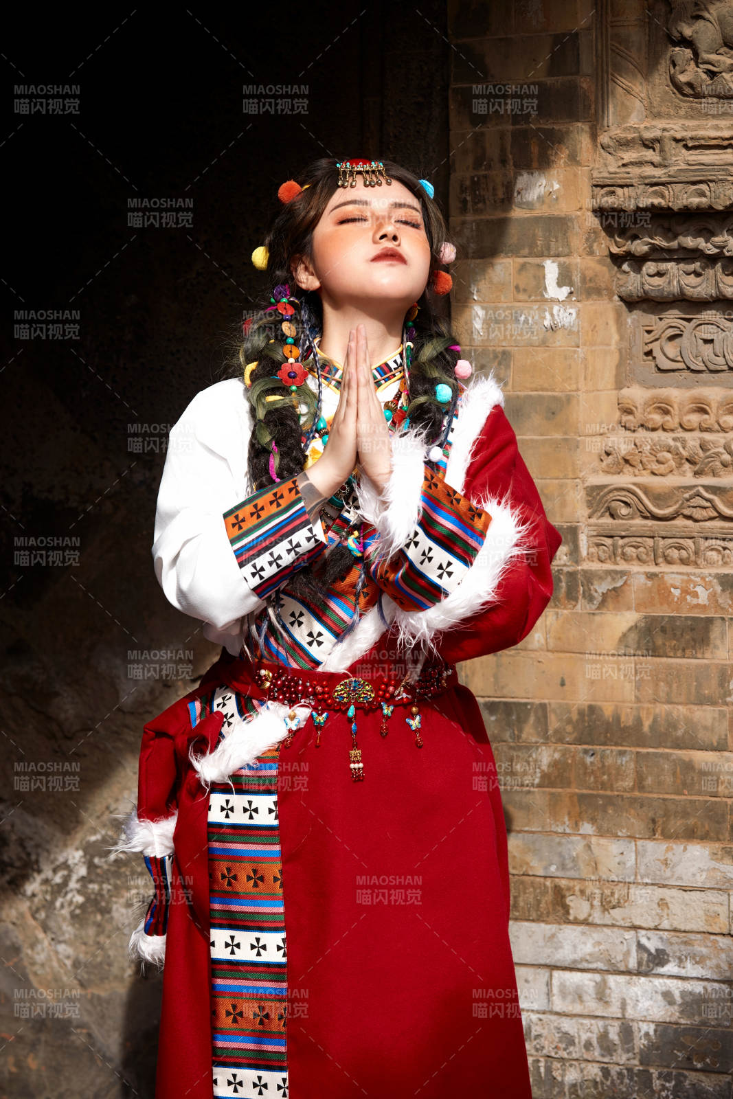 身穿藏族服饰在古城拍照的少女图片