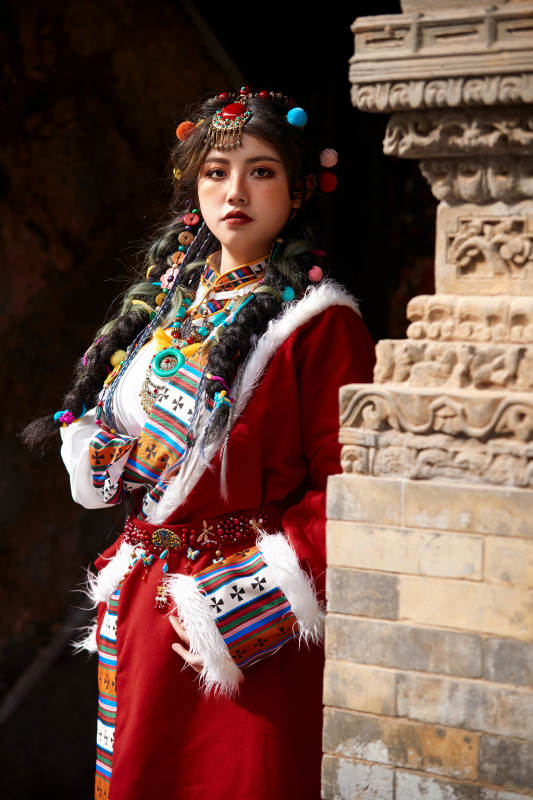 身穿藏族服饰在古城拍照的少女图片