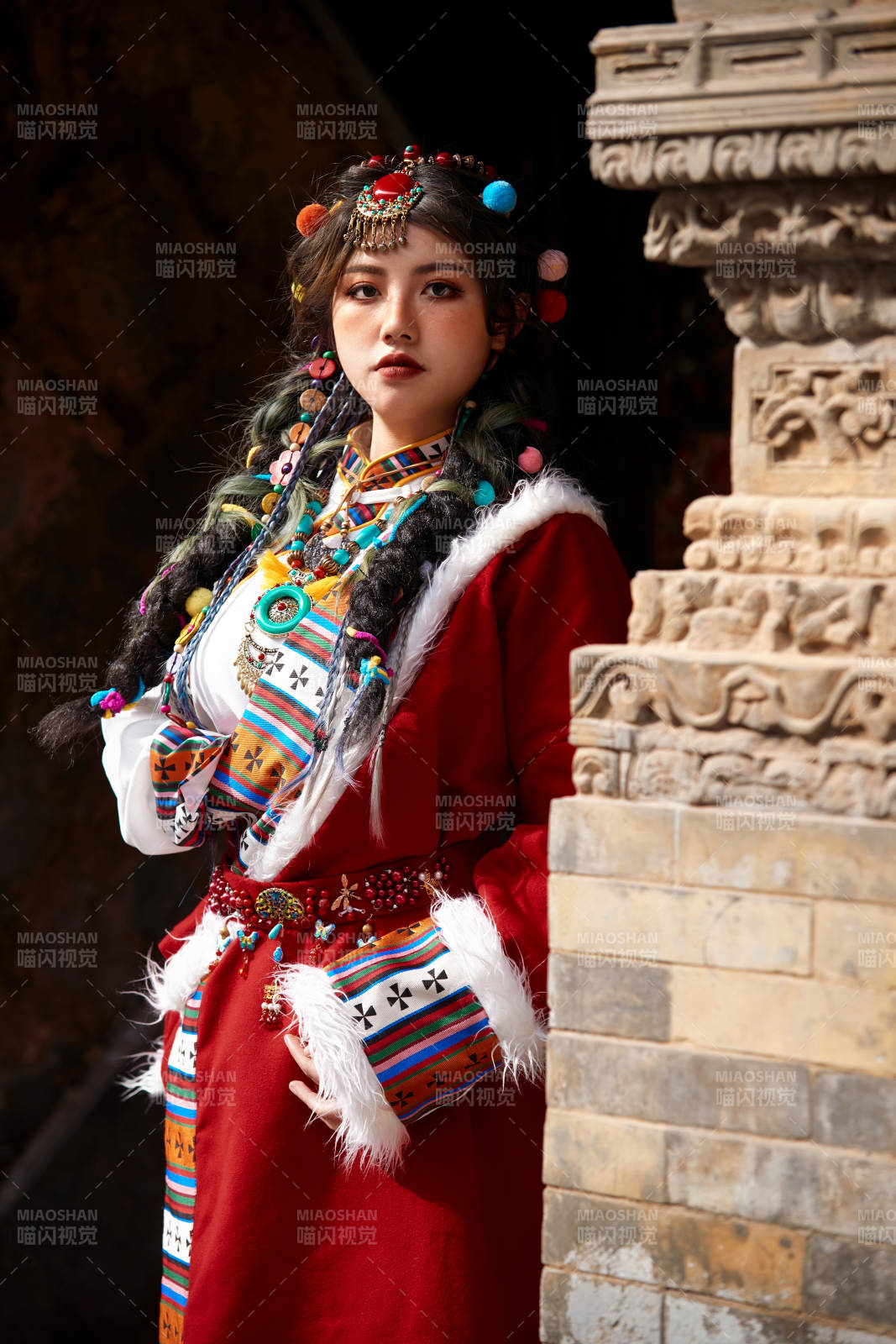 身穿藏族服饰在古城拍照的少女图片