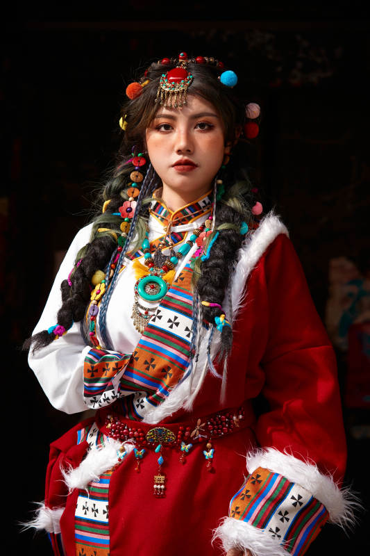 身穿藏族服饰在古城拍照的少女图片